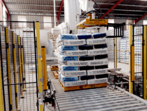 Célula de paletização com robot com pinça de bandeja