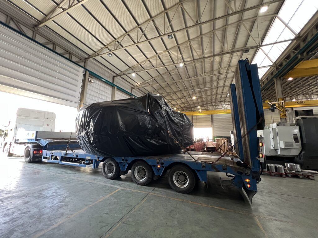 Carga de la primera mezcladora MV-5250 en su gabarra especial