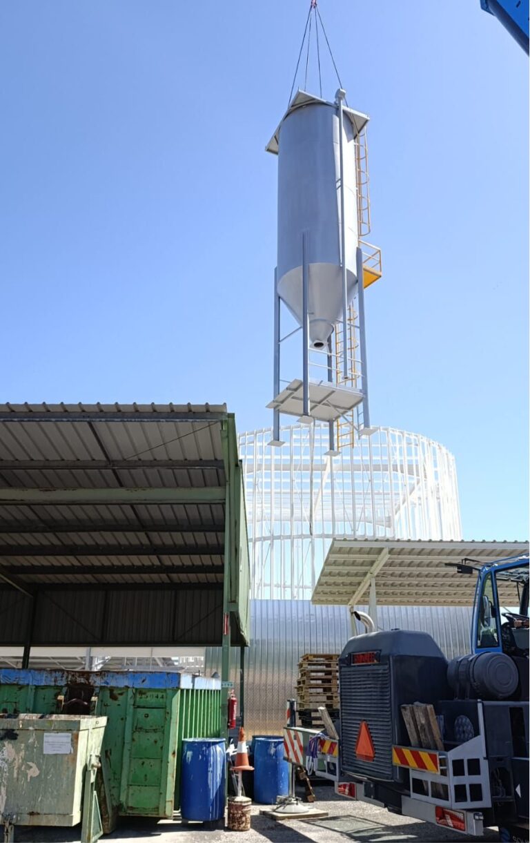 Montaje del primer silo que daba comienzo al montaje de la planta de mortero