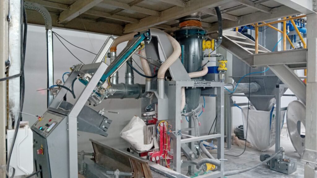 Ensacadora Neumática ENY50-08 para Yeso instalada en India.